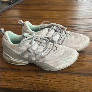 Puma Women's Light Gray Athletic Shoes with soft foam insert 8.5